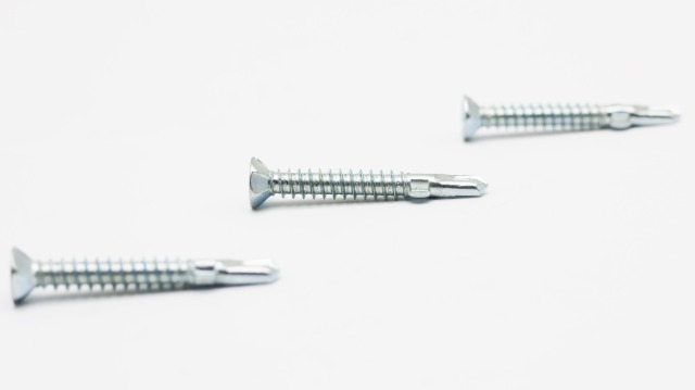 برغي ذاتي الحفر برأس CSK غير قابل للانزلاق مع جناح