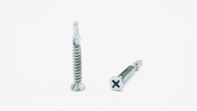 برغي ذاتي الحفر برأس CSK غير قابل للانزلاق مع جناح