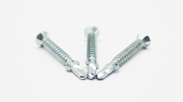 برغي ذاتي الحفر برأس CSK غير قابل للانزلاق مع جناح