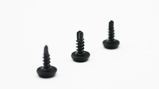 رأس مزرعة بان برغي ذاتي الحفر أسود فوسفاتي