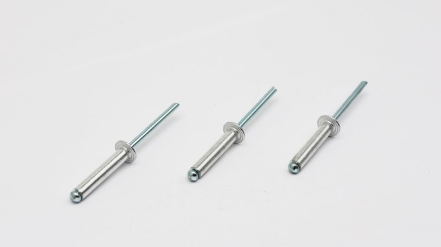 مسمار أعمى طبيعي