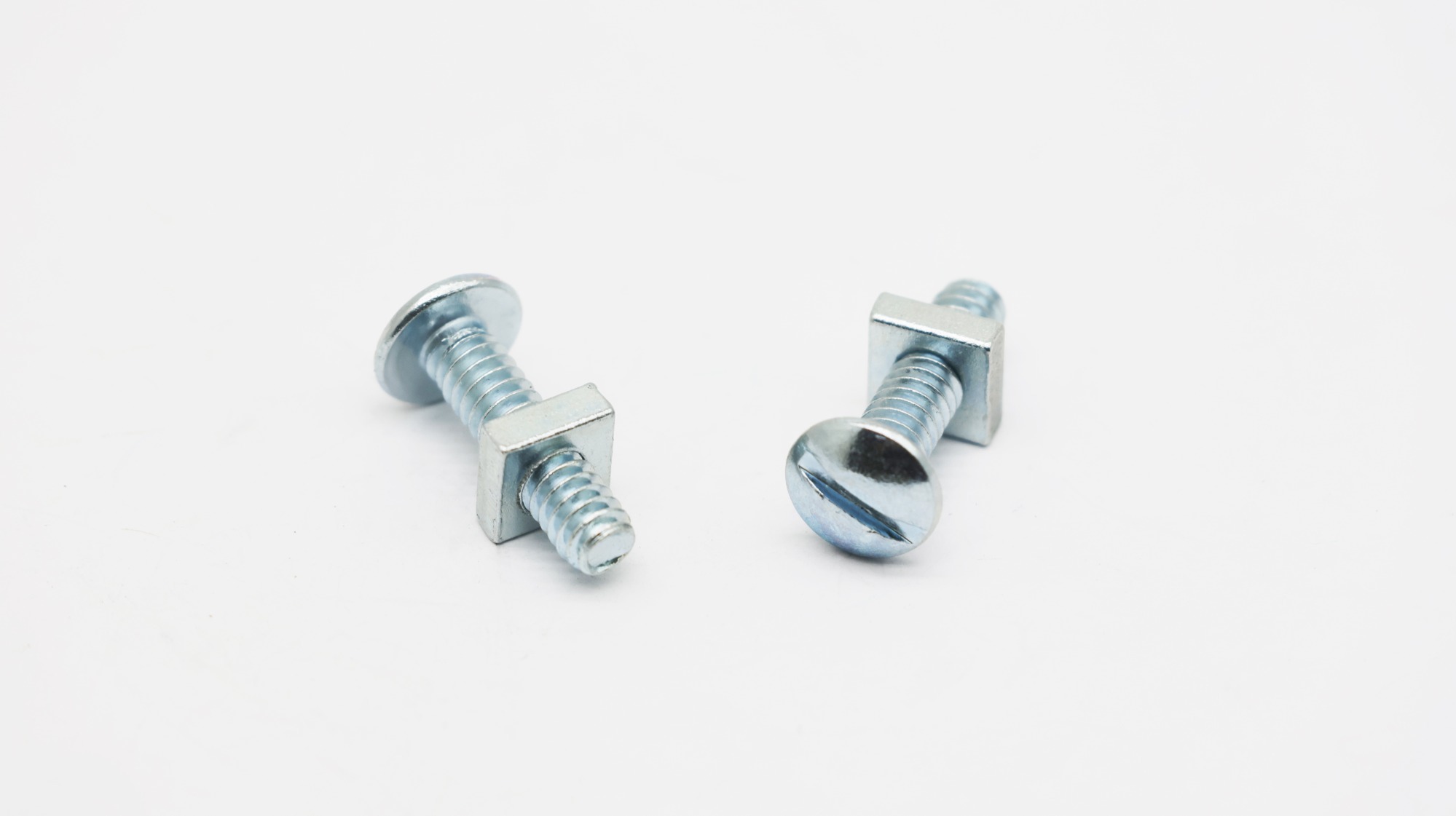 Slotted round head machine screw