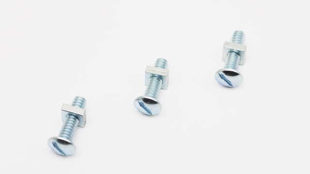 برغي آلي ذو رأس دائري مشقوق