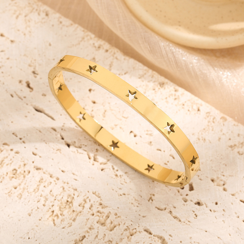 American Style Hot Sale Hollowed Five-pointed Stars Bracelet Stainless Steel Clasp Bracelet Fashion for Women