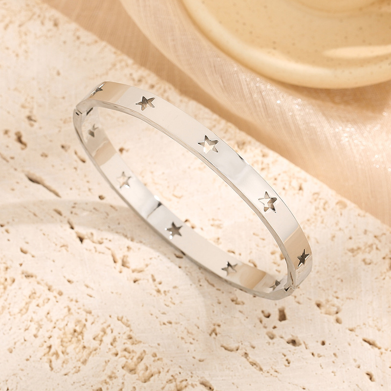 American Style Hot Sale Hollowed Five-pointed Stars Bracelet Stainless Steel Clasp Bracelet Fashion for Women