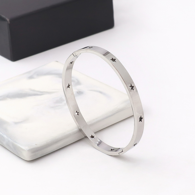 American Style Hot Sale Hollowed Five-pointed Stars Bracelet Stainless Steel Clasp Bracelet Fashion for Women