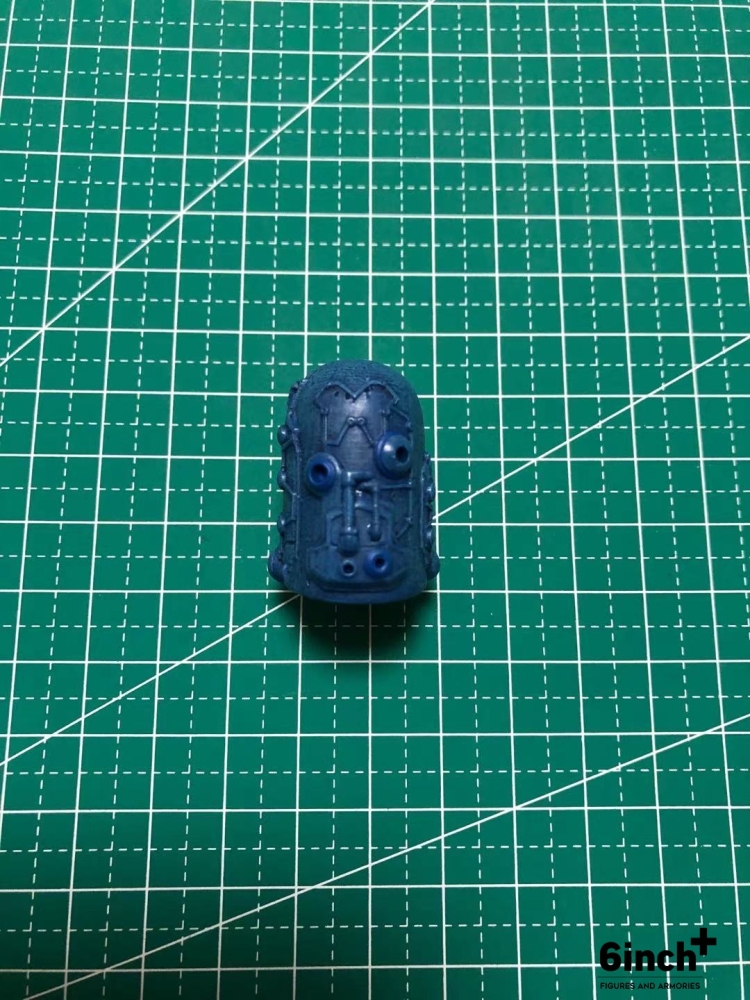 Mezco One:12 Baron Bends head