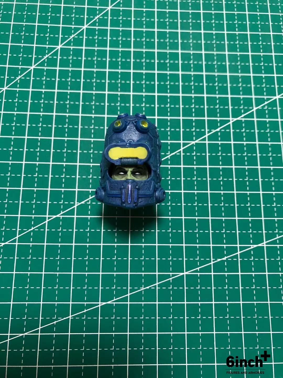Mezco One:12 Baron Bends head