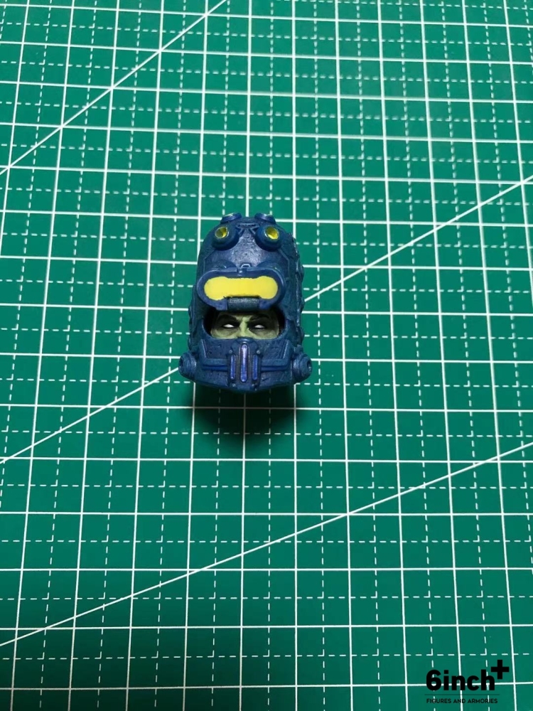 Mezco One:12 Baron Bends head