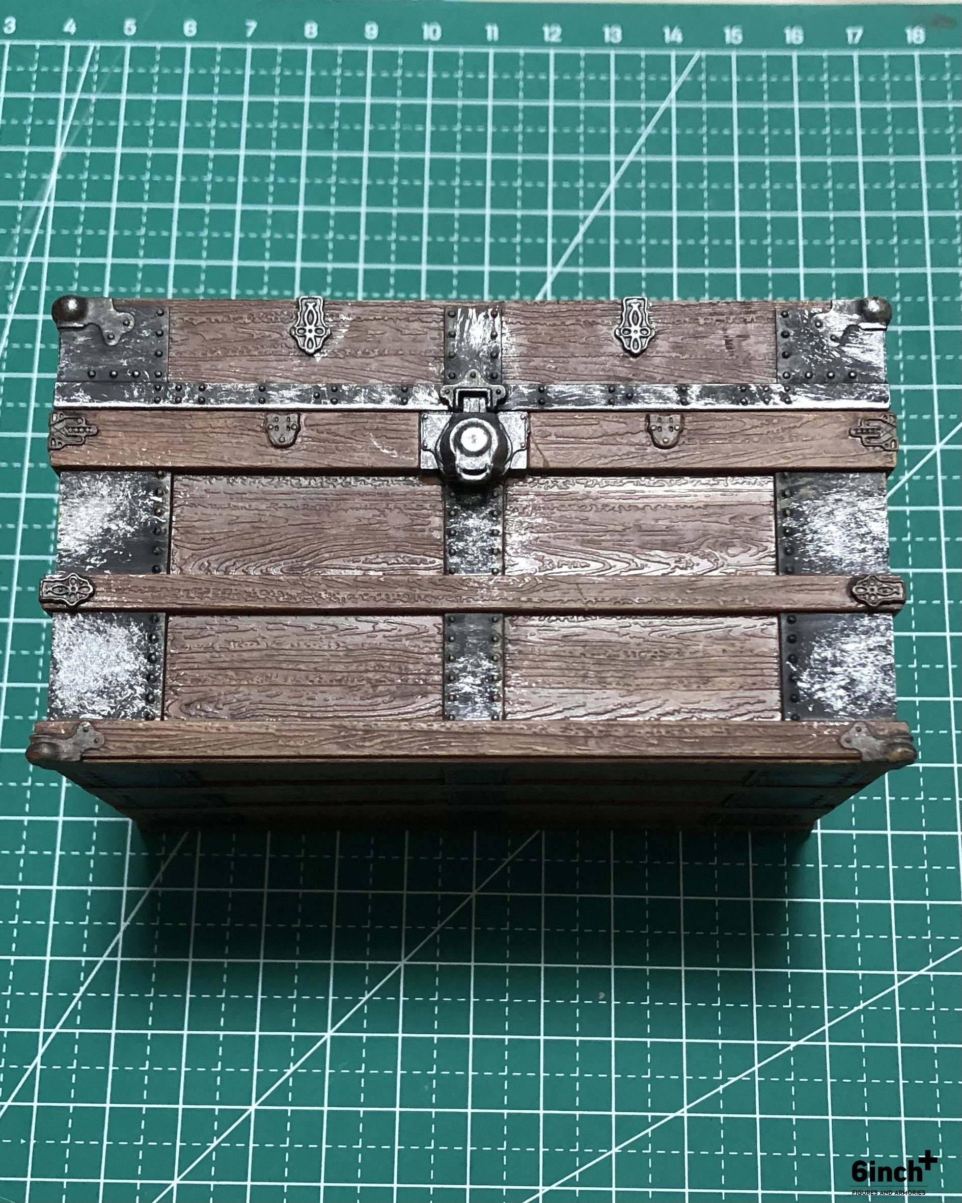 Mezco One:12  dual-layer trunk