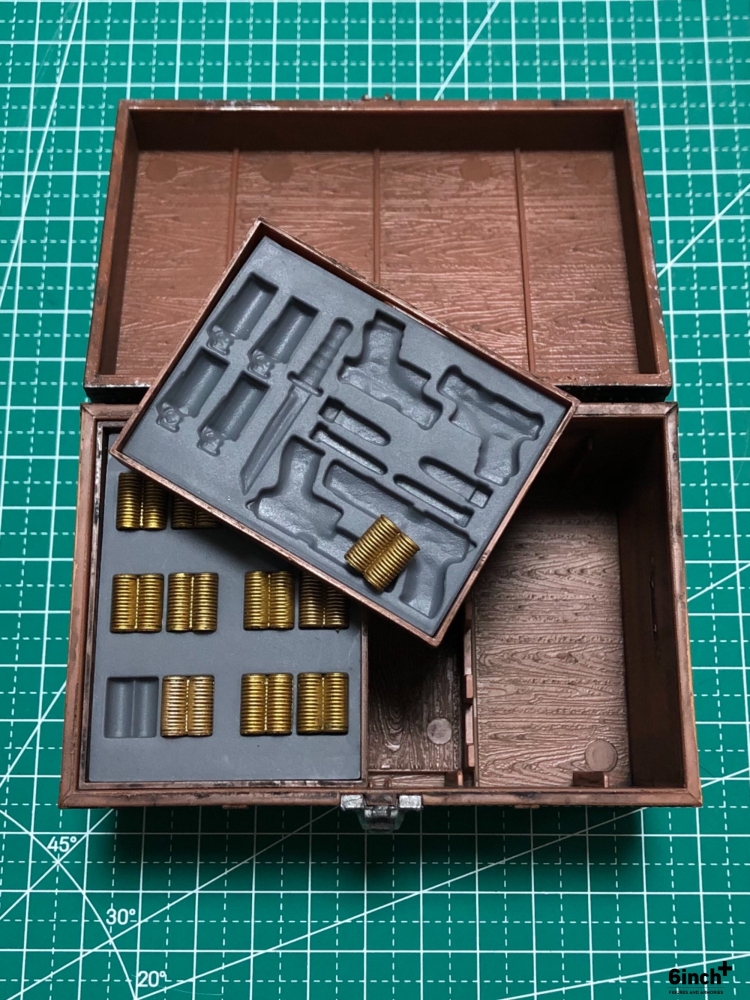 Mezco One:12  dual-layer trunk