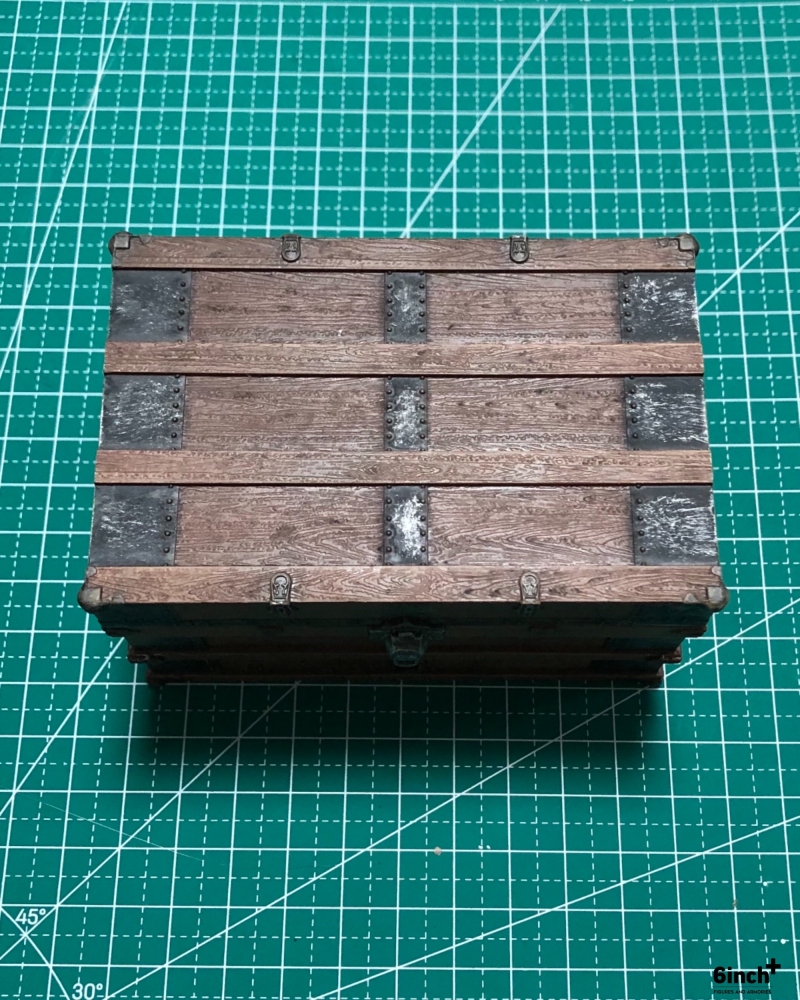 Mezco One:12  dual-layer trunk