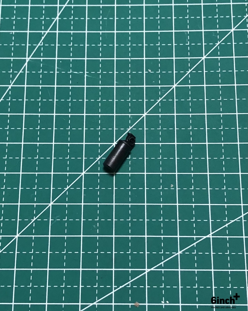 Mezco One:12  grenades