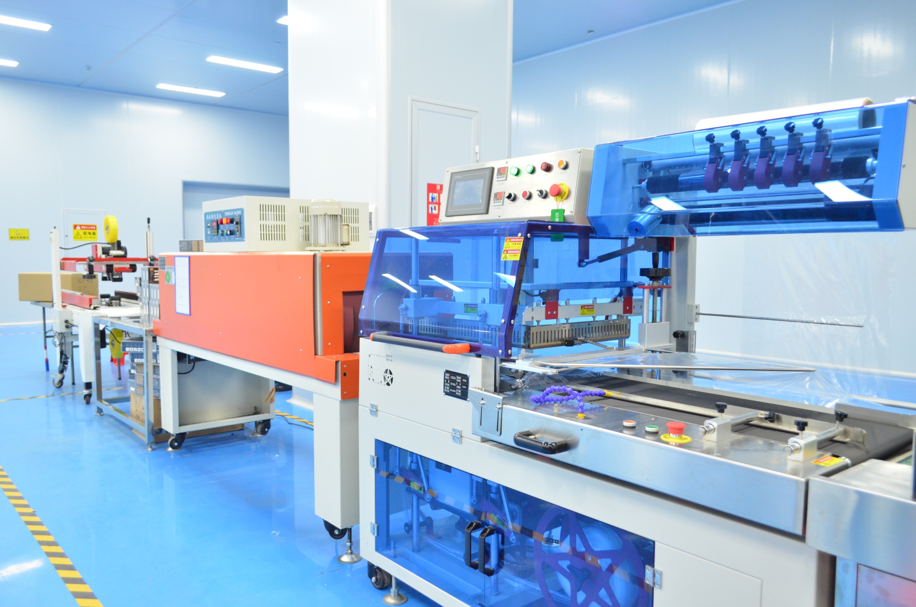 Automated packaging and shrink-wrap equipment in Mingli's GMP cleanroom