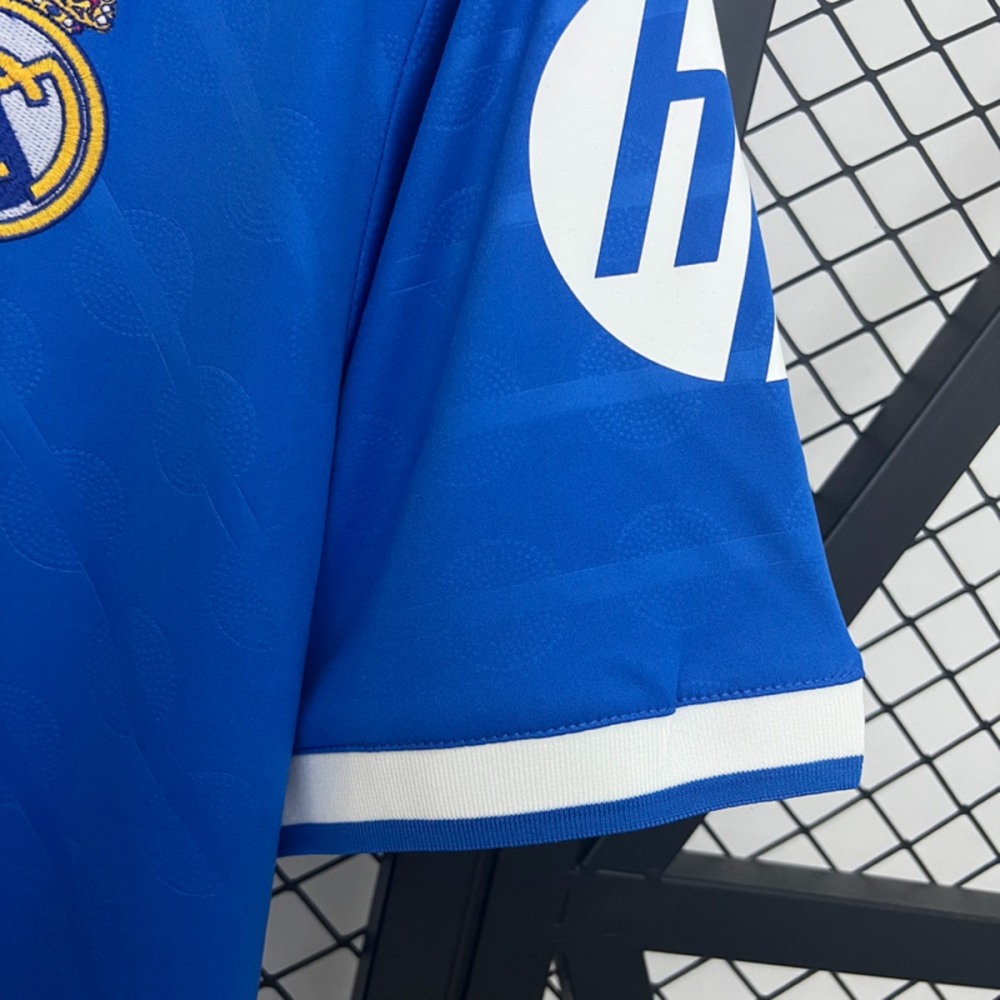 Sleeve detail of the 2025-26 Real Madrid second away jersey fan version, featuring white cuff edge and sponsor logo in blue-white contrast.