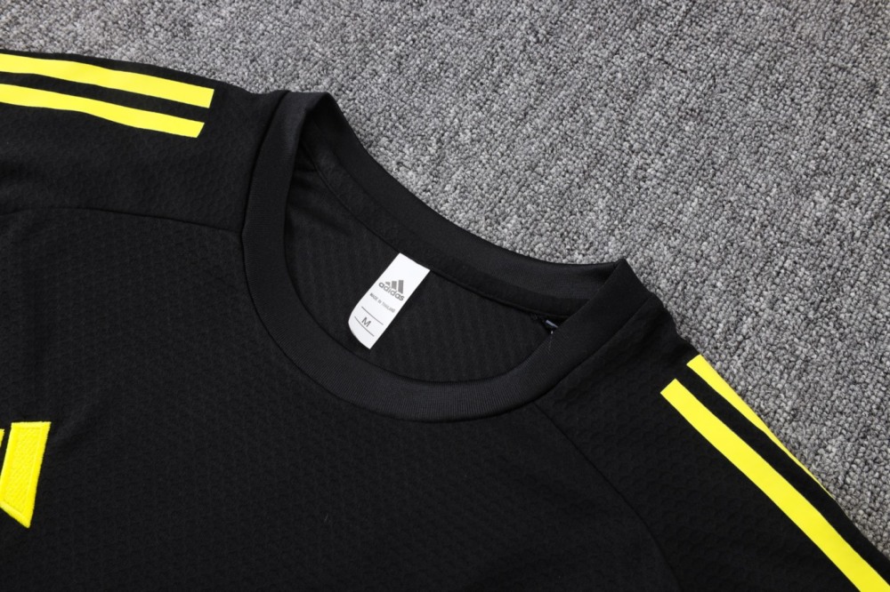 2026 Manchester United Black Training Set Shirt and Shorts