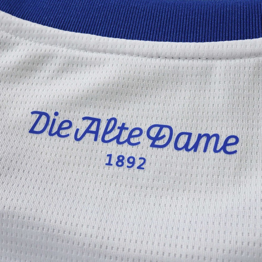 Hertha Berlin 2026/27 jersey back neck detail - Die Alte Dame nickname print in blue