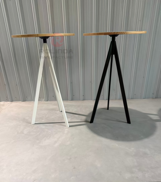 Wholesale Party Event 110-Centimeter-Tall Brown Round Dining Table Black Metal Table Legs and Supporting Structure Cocktail Table.