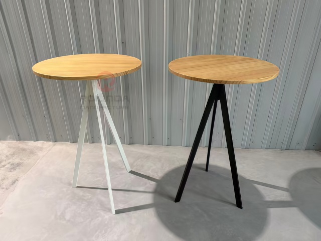 Wholesale Party Event 110-Centimeter-Tall Brown Round Dining Table Black Metal Table Legs and Supporting Structure Cocktail Table.