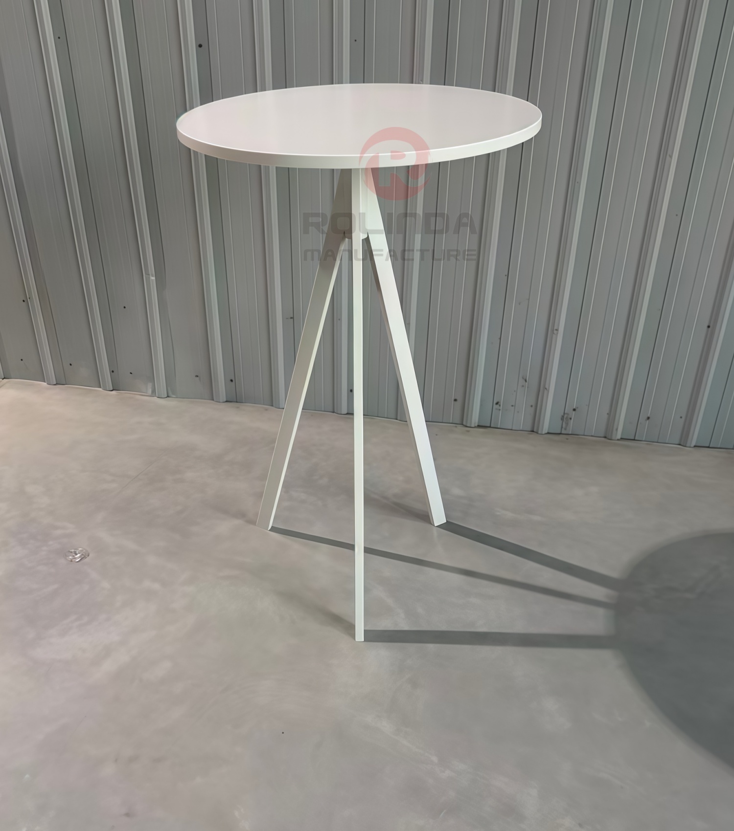 Wholesale Party Event 110-Centimeter-Tall Brown Round Dining Table Black Metal Table Legs and Supporting Structure Cocktail Table.