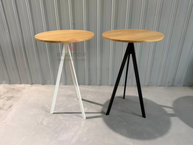 Wholesale Party Event 110-Centimeter-Tall Brown Round Dining Table Black Metal Table Legs and Supporting Structure Cocktail Table.