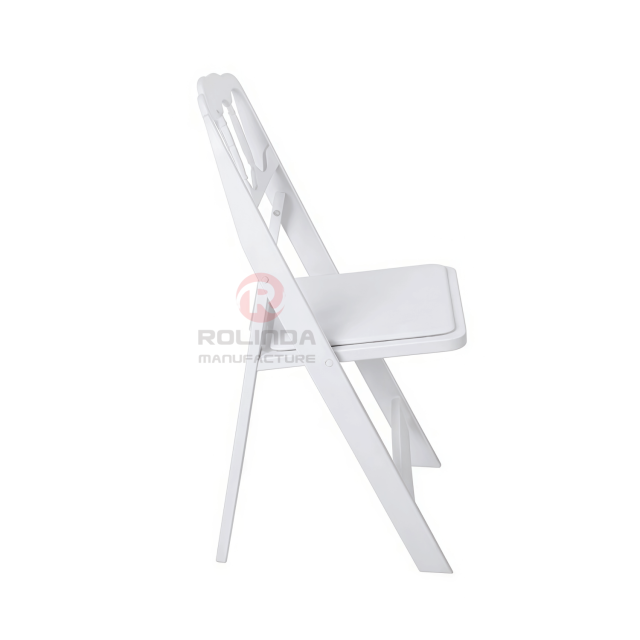 White European-Style Romantic Atmosphere Minimalist Wedding Party and Dining Set PP Plastic Folding Chairs.