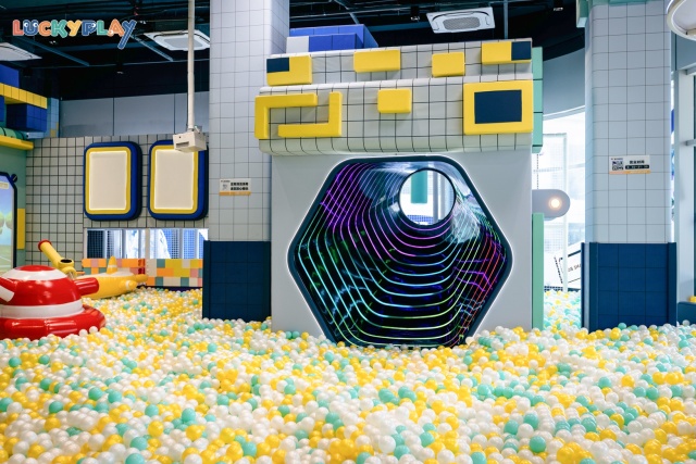 Trumpet slide and ball pool