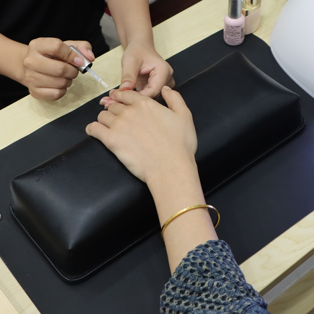 Good Quality Salon Soft PU Leather Manicure Nail arm rest hand pillow with table Mat