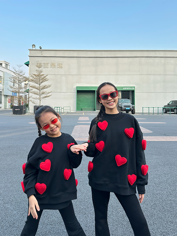 Cotton-filled 3D Heart Graphic Crewsweatshirt Embroidered Detail Kids Warm Comfort Playwear SQQZ PROJECT Original
