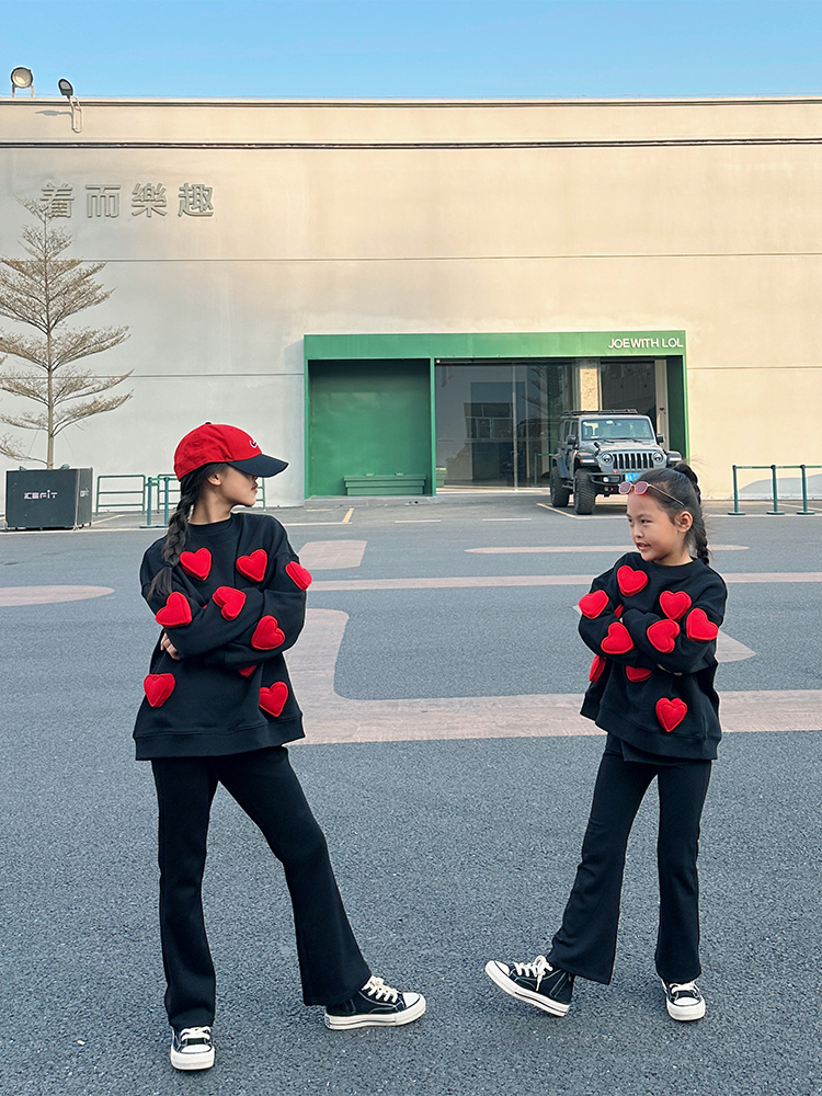 Cotton-filled 3D Heart Graphic Crewsweatshirt Embroidered Detail Kids Warm Comfort Playwear SQQZ PROJECT Original