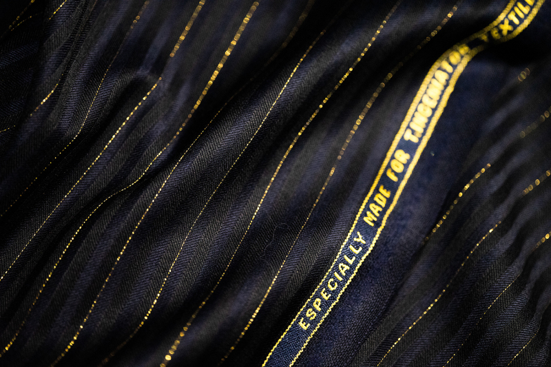 T0005（280GR/MT）100% Super 150's Luxury Merino Wool & 24K Gold Thread（Price for 0.1MT）