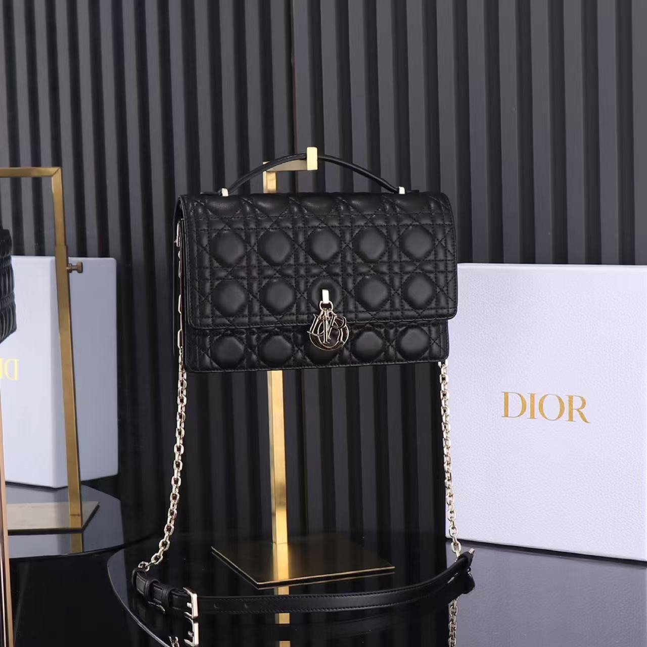 DIOR