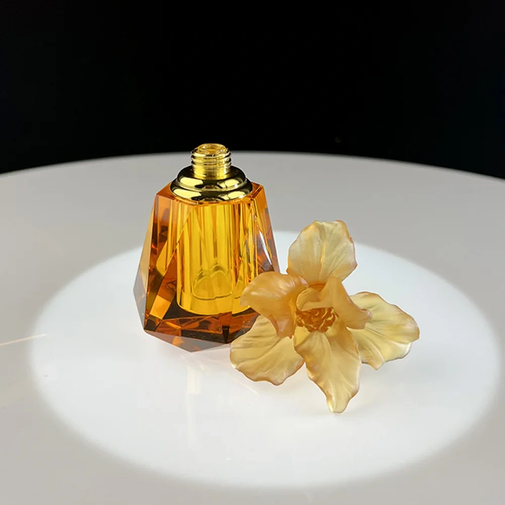 Hand Engraved High-end Crystal Perfume Bottle Flower Crystal Glass Bottle for Essential Oil Perfume Bottles