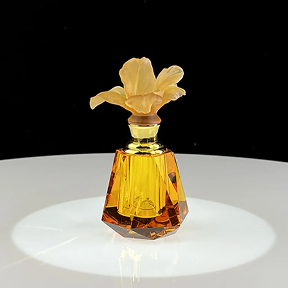 Hand Engraved High-end Crystal Perfume Bottle Flower Crystal Glass Bottle for Essential Oil Perfume Bottles