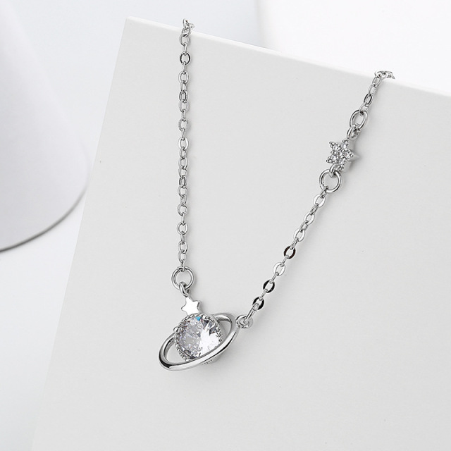 Goldkette mit Kristallanhänger