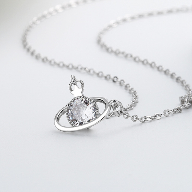 Goldkette mit Kristallanhänger