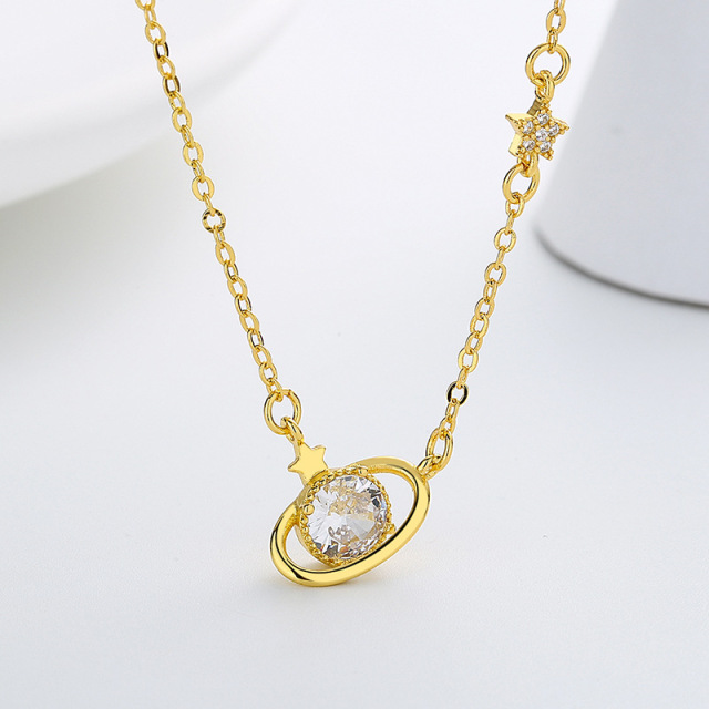 Goldkette mit Kristallanhänger