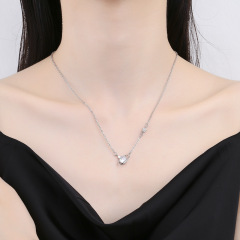Goldkette mit Kristallanhänger