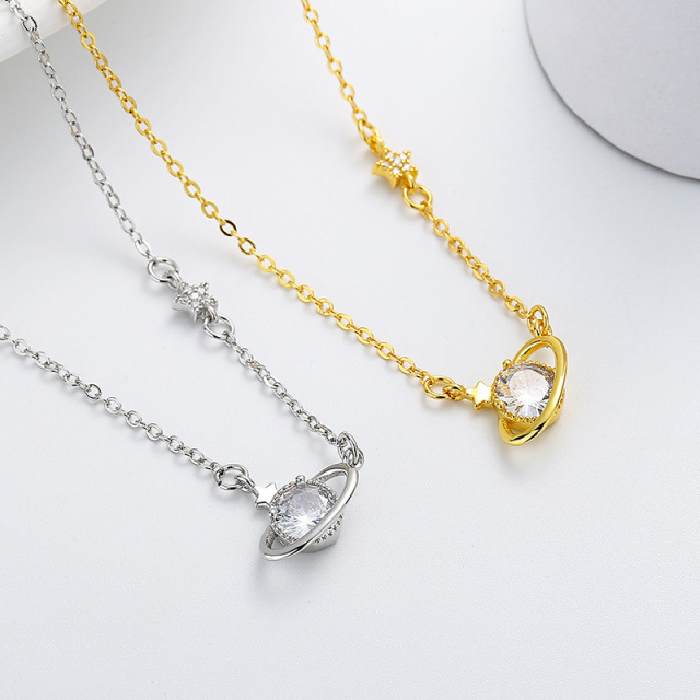 Goldkette mit Kristallanhänger