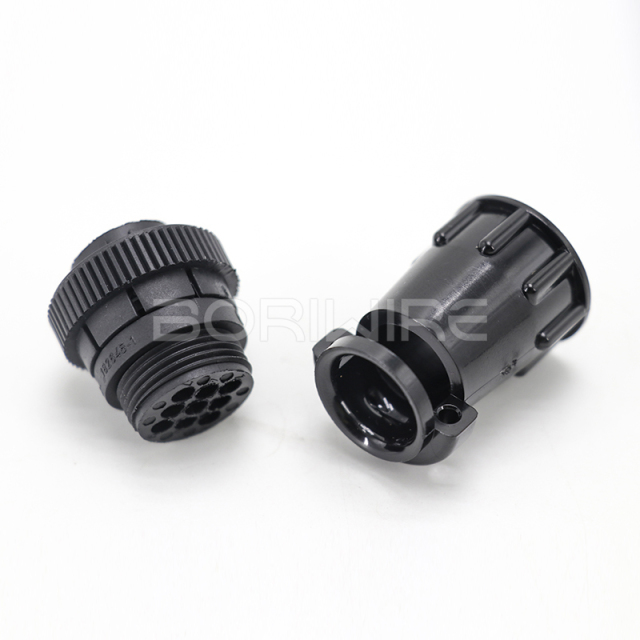 AMP 182645-1 带端子的公型和母型连接器套件