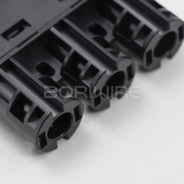 T型4通一分三换接光伏连接器