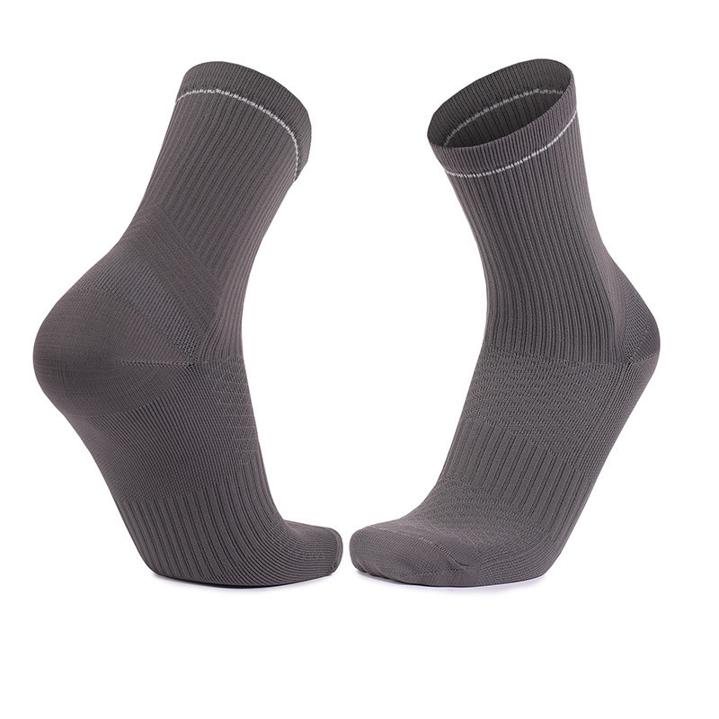 Breathable sweat-absorbent mid-calf socks for men and women anti-pilling training sports socks for adults outdoor quick-drying cycling socks