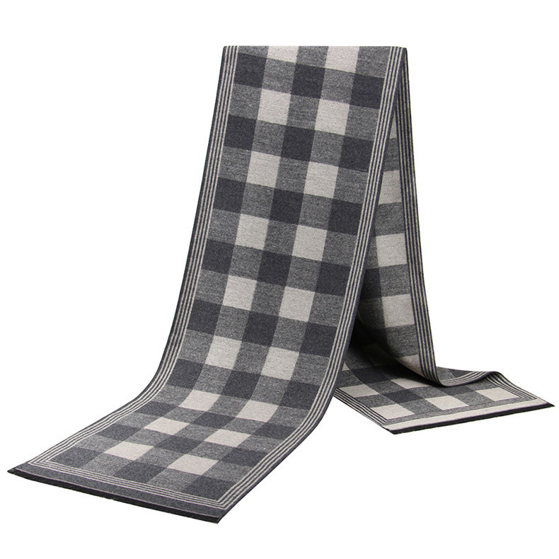 New middle-aged men's plaid scarf, years of circulation, only the temperature of the scarf unchanged