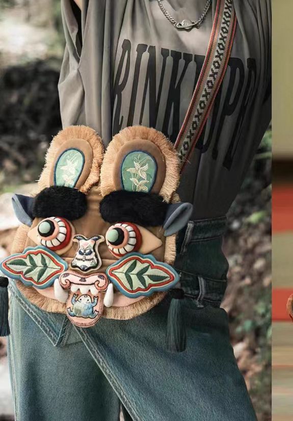 Musk's son's identical intangible cultural heritage tiger head figurine bag, hand-held tiger head bag, Guangxi Xiuniang tiger head bag