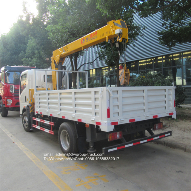 sinotruk howo 3.2ton telescopic crane truck