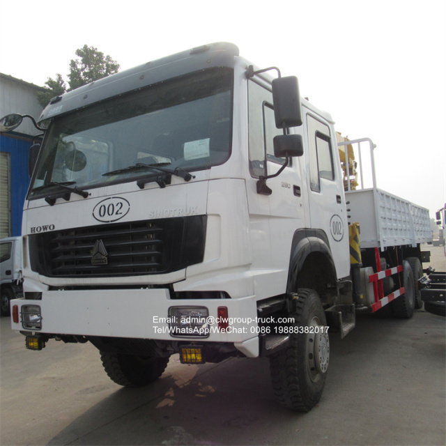 Double cabin 6x6 off road truck crane sinotruk