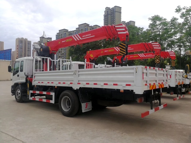 Isuzu 6 wheelers truck with crane boom truck cranes sale
