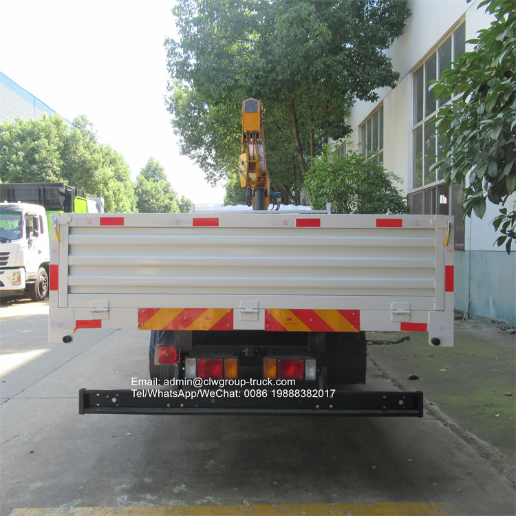 Isuzu 4 tons telescopic truck mounted crane