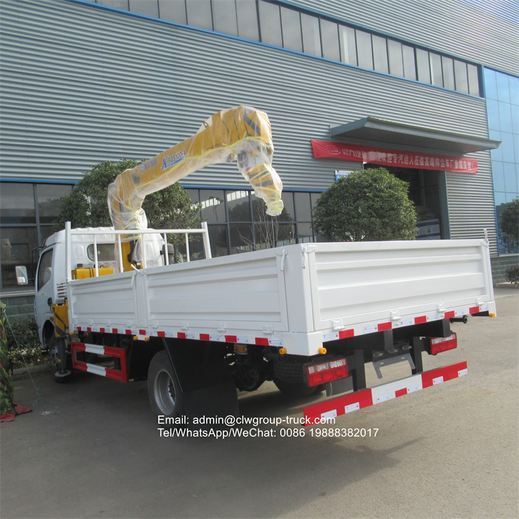 dongfeng small lorry with xcmg crane right hand drive