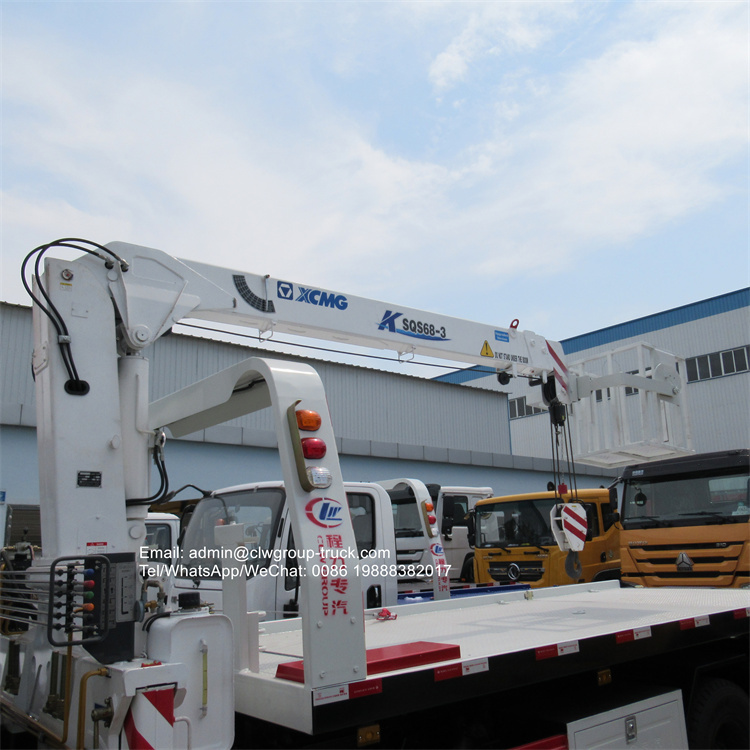 Dongfeng 4 ton towing truck with crane